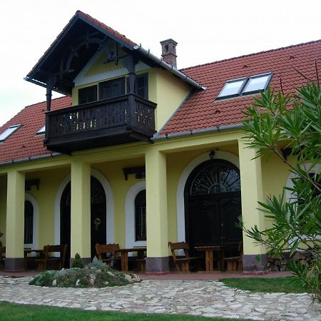 Bed and Breakfast Nitt Pince Es Panzio Kisharsány Zewnętrze zdjęcie